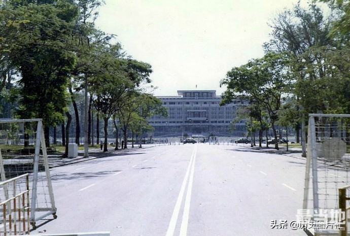 1970年越南西贡市街景（胡志明市），汽车、摩托车遍布大街小巷-5.jpg