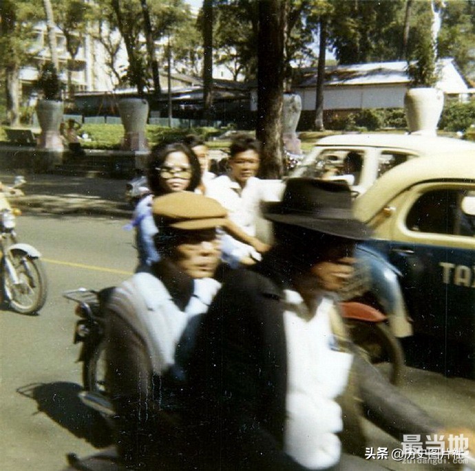 1970年越南西贡市街景（胡志明市），汽车、摩托车遍布大街小巷-7.jpg