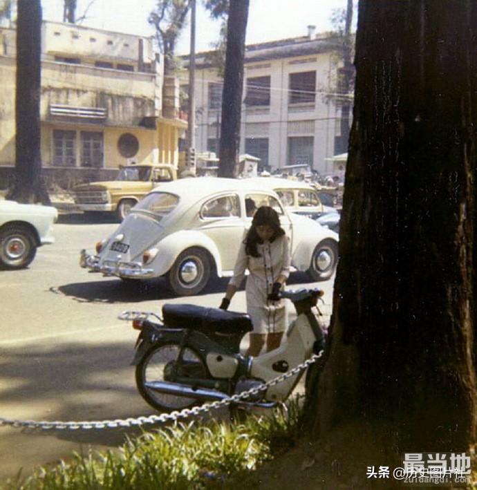 1970年越南西贡市街景（胡志明市），汽车、摩托车遍布大街小巷-8.jpg