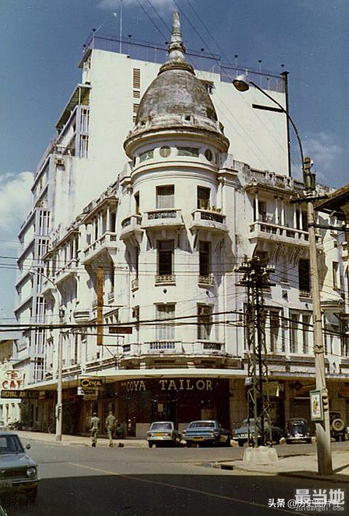 1970年越南西贡市街景（胡志明市），汽车、摩托车遍布大街小巷-6.jpg