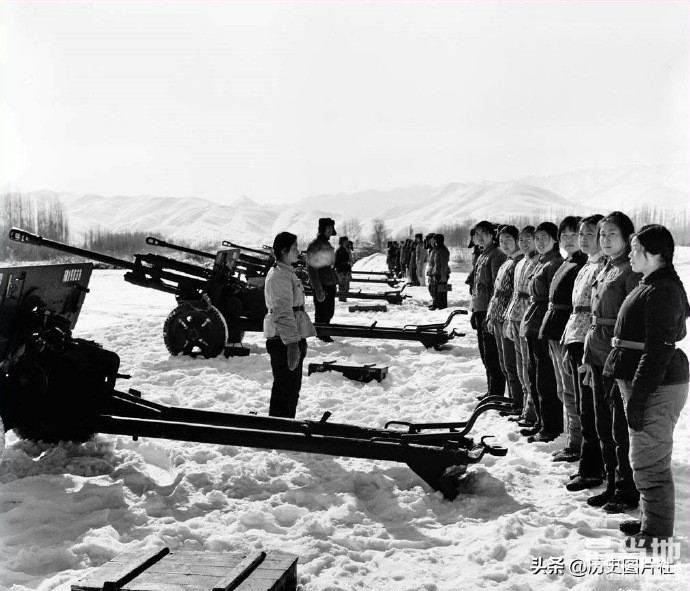 70年代女民兵训练照，随时准备歼灭入侵之敌-1.jpg