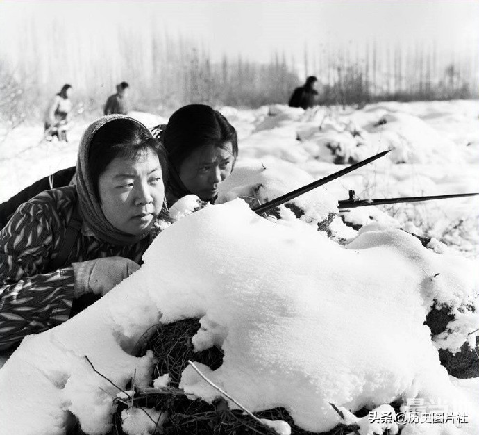70年代女民兵训练照，随时准备歼灭入侵之敌-2.jpg