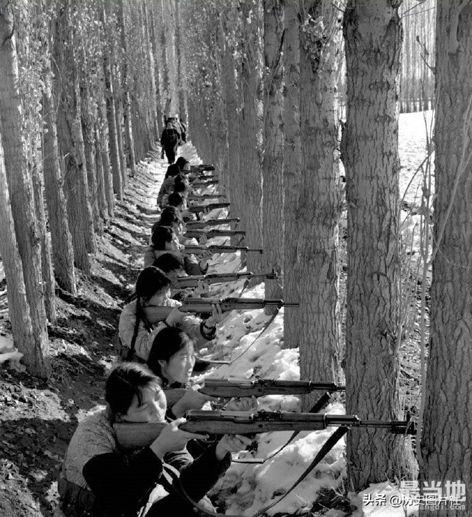 70年代女民兵训练照，随时准备歼灭入侵之敌-3.jpg