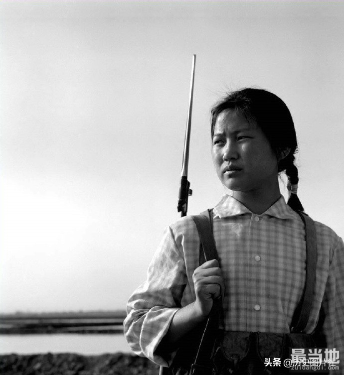 70年代女民兵训练照，随时准备歼灭入侵之敌-5.jpg