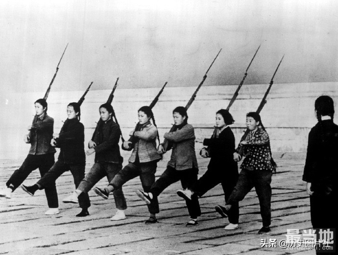70年代女民兵训练照，随时准备歼灭入侵之敌-8.jpg