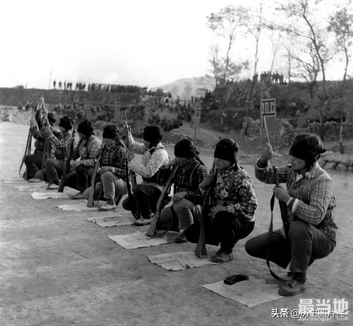 70年代女民兵训练照，随时准备歼灭入侵之敌-7.jpg