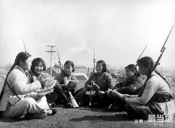 70年代女民兵训练照，随时准备歼灭入侵之敌-4.jpg