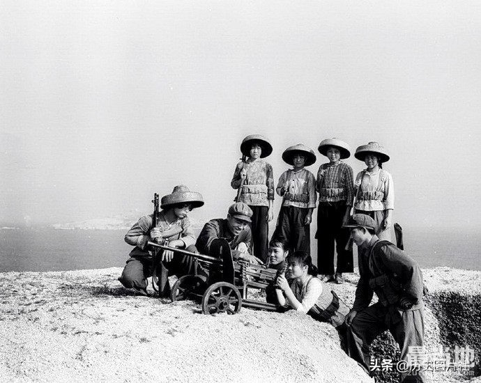 70年代女民兵训练照，随时准备歼灭入侵之敌-9.jpg