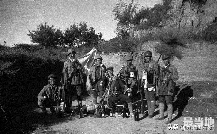 1944年前线归来的八路军战士，展示缴获日军的各种战利品-1.jpg