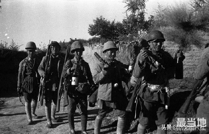 1944年前线归来的八路军战士，展示缴获日军的各种战利品-2.jpg