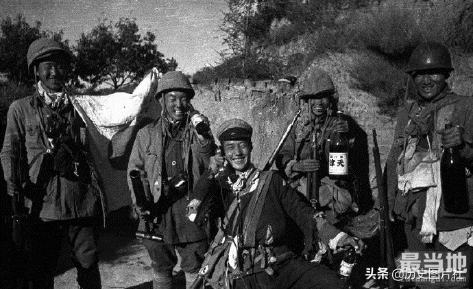 1944年前线归来的八路军战士，展示缴获日军的各种战利品-3.jpg