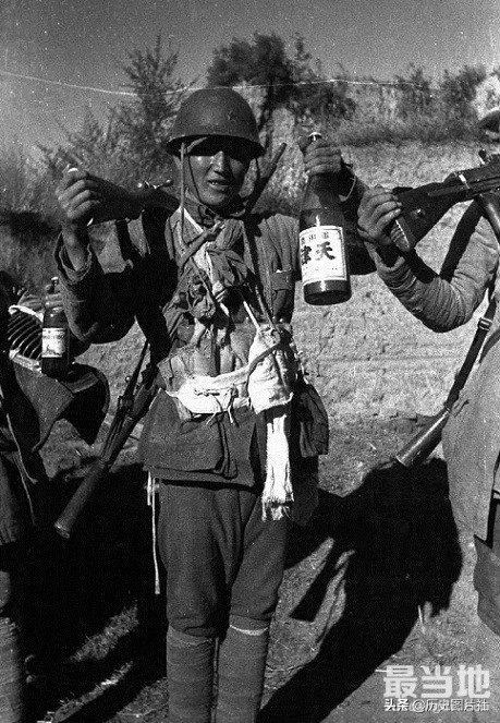 1944年前线归来的八路军战士，展示缴获日军的各种战利品-6.jpg
