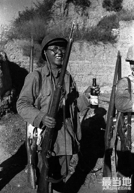 1944年前线归来的八路军战士，展示缴获日军的各种战利品-7.jpg