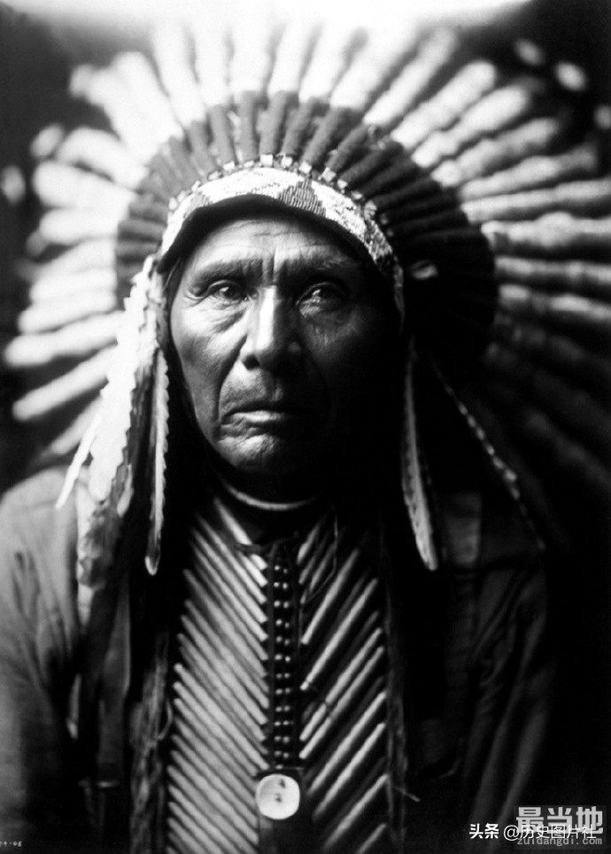 摄影师镜头下百年前北美印第安人肖像-1.jpg