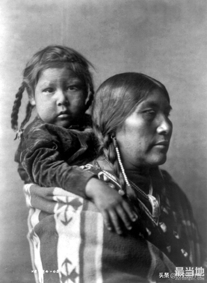 摄影师镜头下百年前北美印第安人肖像-7.jpg