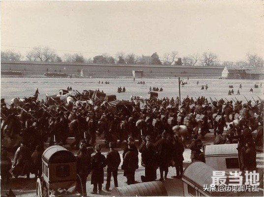 实拍：1902年，慈禧太后和光绪皇帝回銮时的壮观景象-1.jpg
