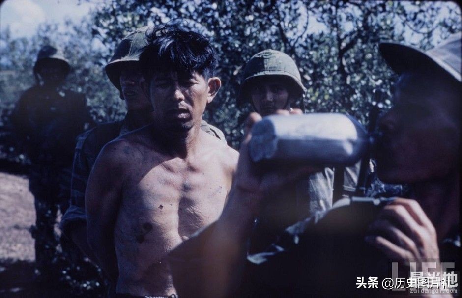 美国《生活》杂志摄影师拍摄，1962年的越南战场-4.jpg