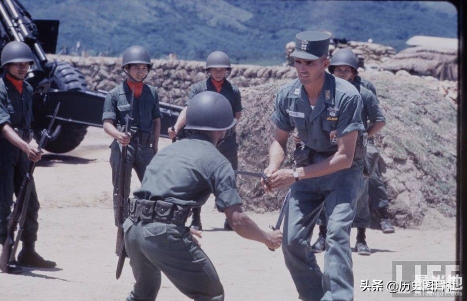 美国《生活》杂志摄影师拍摄，1962年的越南战场-8.jpg
