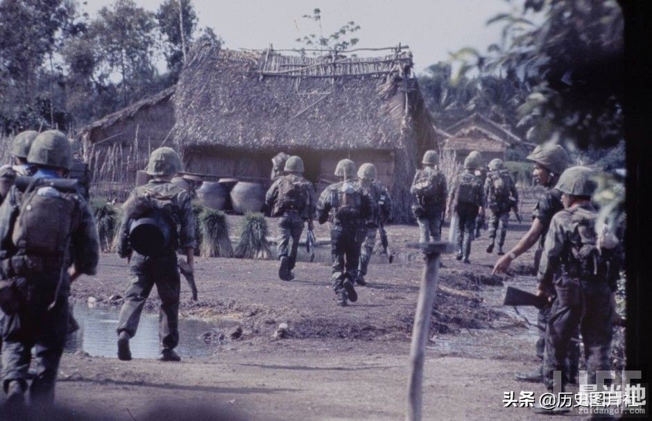 美国《生活》杂志摄影师拍摄，1962年的越南战场-12.jpg