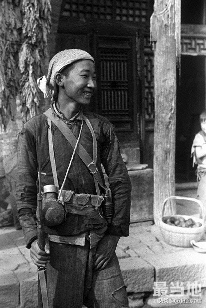 战地记者拍摄1944年的延安，坚持抗日的民兵战士和八路军战士-4.jpg