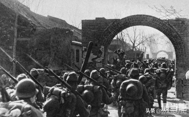 真实侵华日军老照片：1938年在河南省耀武扬威的小鬼子-8.jpg