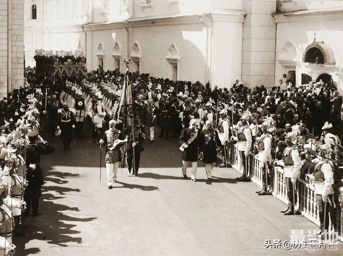 末代沙皇尼古拉二世的加冕仪式，贺登广场挤死挤伤百姓数万-3.jpg