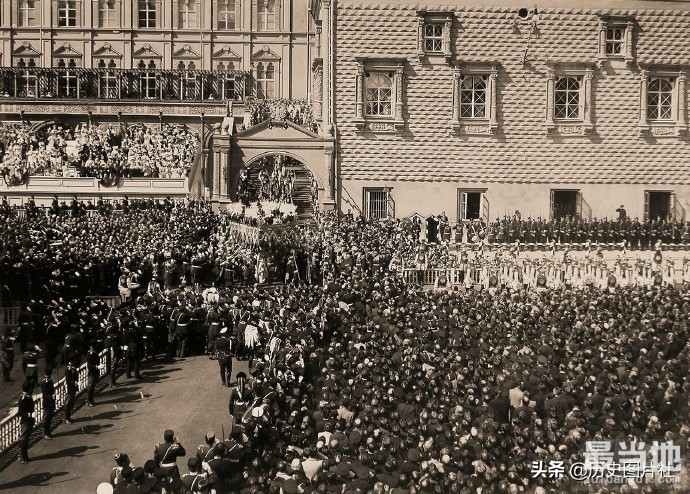 末代沙皇尼古拉二世的加冕仪式，贺登广场挤死挤伤百姓数万-2.jpg