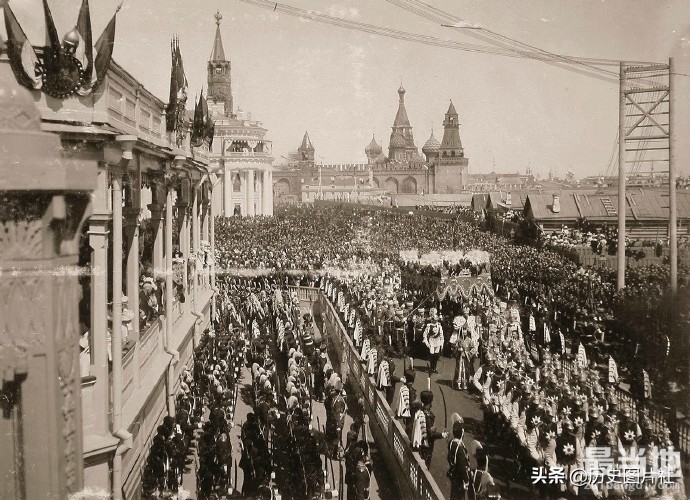 末代沙皇尼古拉二世的加冕仪式，贺登广场挤死挤伤百姓数万-4.jpg