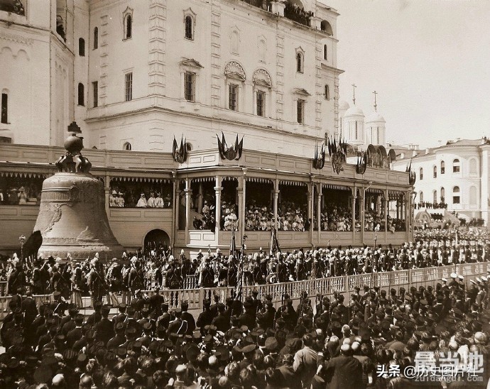 末代沙皇尼古拉二世的加冕仪式，贺登广场挤死挤伤百姓数万-8.jpg