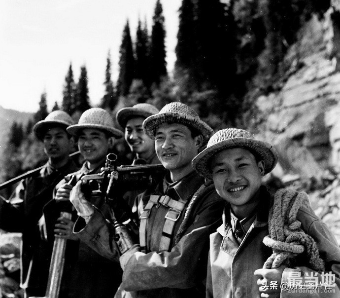 1974年的新疆地区，解放军工程兵建设天山公路真实写照-1.jpg