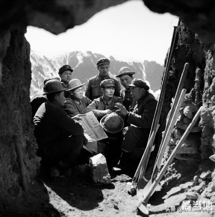 1974年的新疆地区，解放军工程兵建设天山公路真实写照-2.jpg