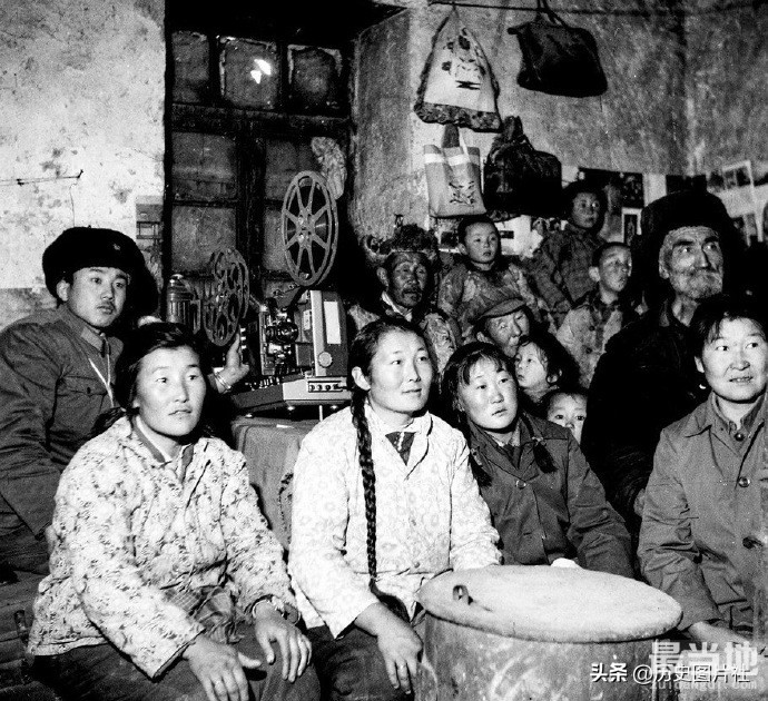 1974年的新疆地区，解放军工程兵建设天山公路真实写照-10.jpg
