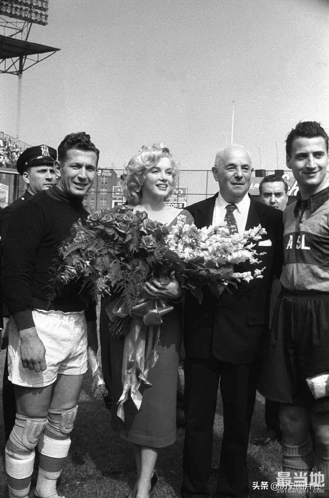 梦露罕见老照片：一袭长裙为足球比赛开球（纽约1959年）-1.jpg