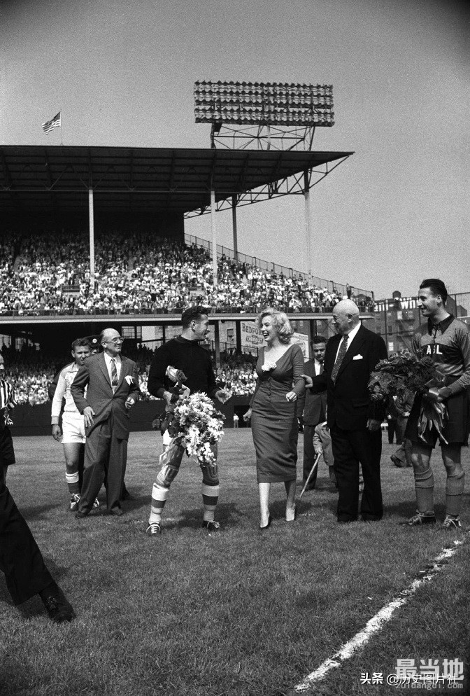 梦露罕见老照片：一袭长裙为足球比赛开球（纽约1959年）-3.jpg