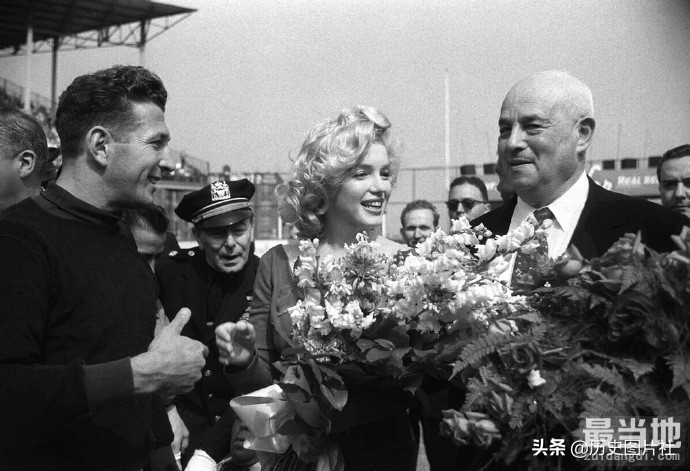 梦露罕见老照片：一袭长裙为足球比赛开球（纽约1959年）-2.jpg