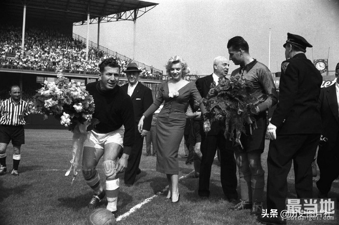 梦露罕见老照片：一袭长裙为足球比赛开球（纽约1959年）-4.jpg