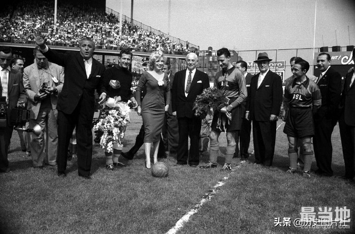 梦露罕见老照片：一袭长裙为足球比赛开球（纽约1959年）-5.jpg