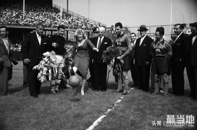梦露罕见老照片：一袭长裙为足球比赛开球（纽约1959年）-7.jpg