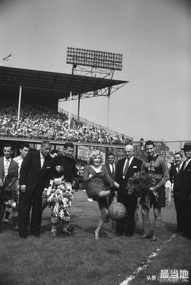 梦露罕见老照片：一袭长裙为足球比赛开球（纽约1959年）-8.jpg