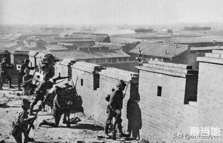 1938年盘踞在山西省各地的日军，在平遥城上耀武扬威-2.jpg