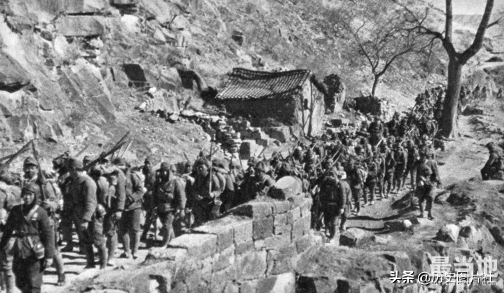 1938年盘踞在山西省各地的日军，在平遥城上耀武扬威-8.jpg