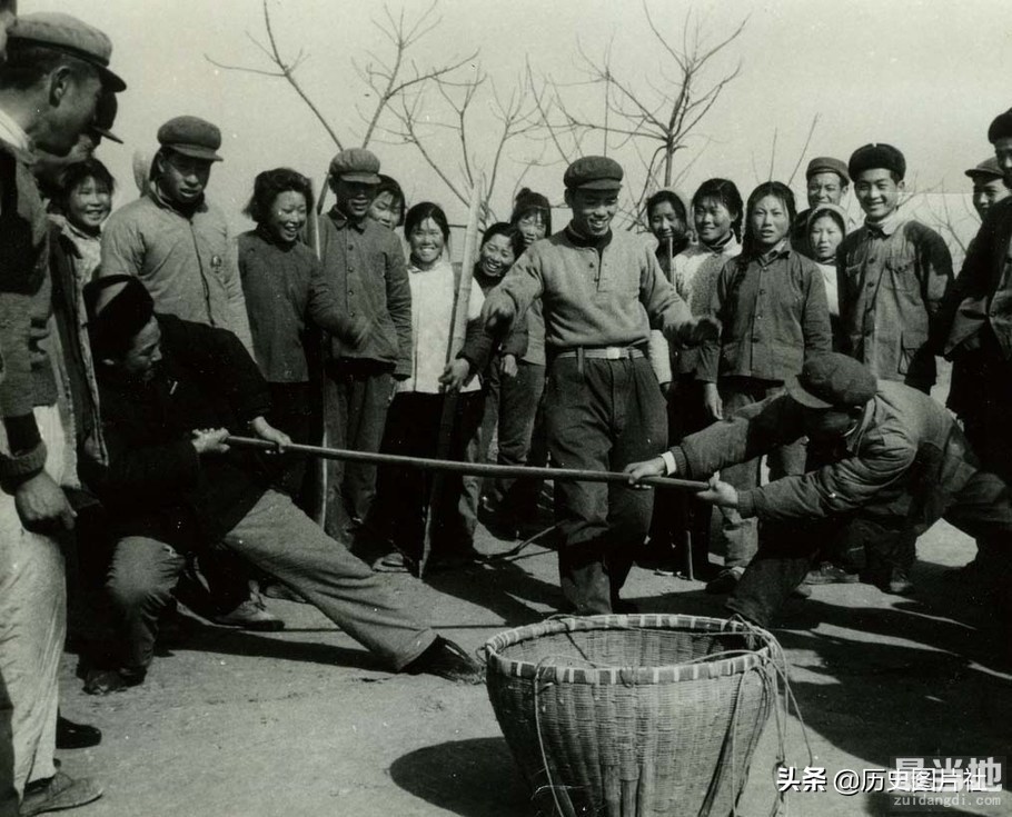 老照片回顾70年代全民健身热潮，图4女民兵海上进行射击训练-1.jpg