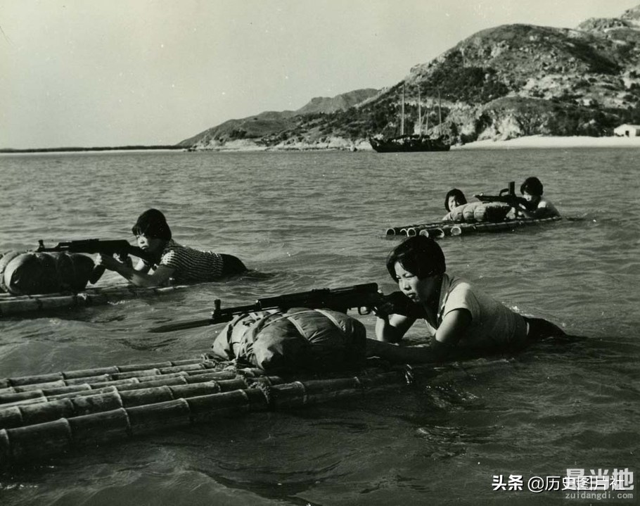 老照片回顾70年代全民健身热潮，图4女民兵海上进行射击训练-4.jpg
