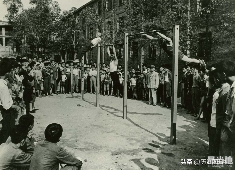 老照片回顾70年代全民健身热潮，图4女民兵海上进行射击训练-7.jpg