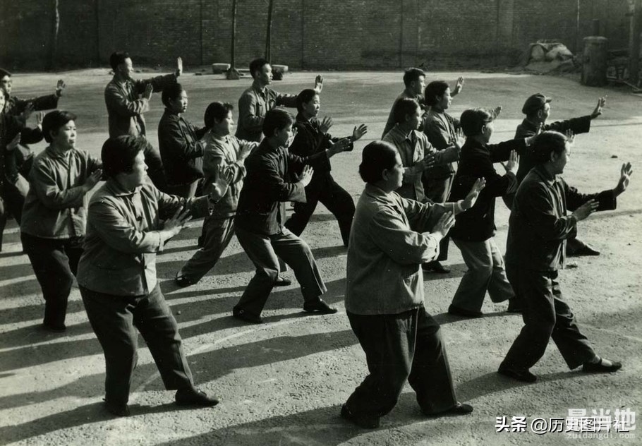 老照片回顾70年代全民健身热潮，图4女民兵海上进行射击训练-8.jpg