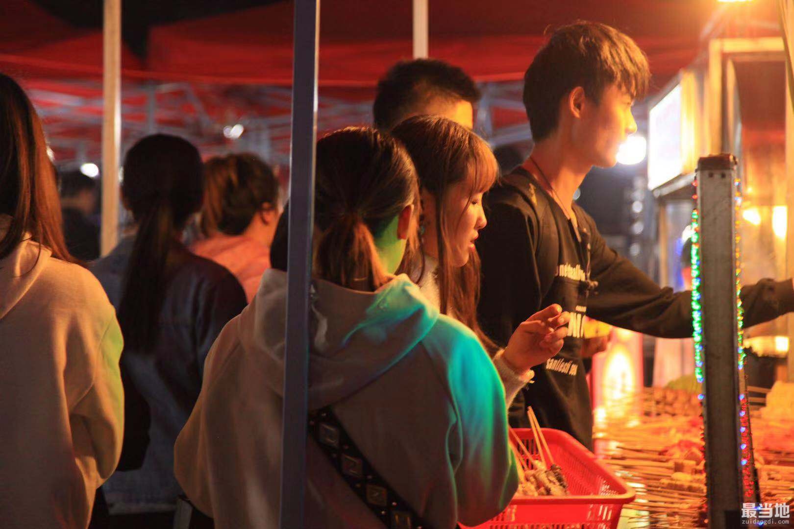 江西最火的夜市，几百米的路要走3个小时，到处都是学生情侣-4.jpg