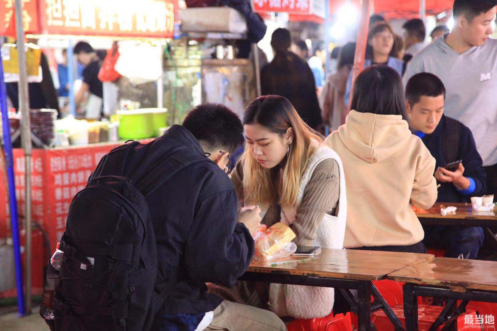 江西最火的夜市，几百米的路要走3个小时，到处都是学生情侣-5.jpg