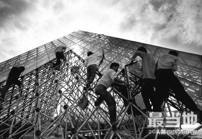 90年代的深圳老照片：外来打工者的聚集地，图8建造中的世界之窗-8.jpg