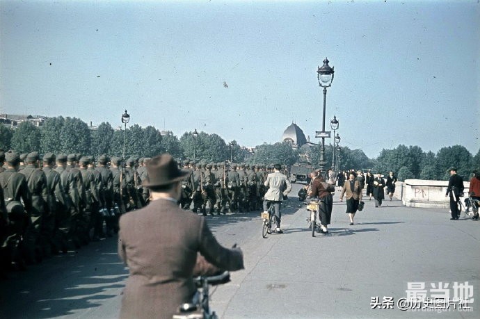 老照片：1940年，德军占领下的法国巴黎街景-1.jpg