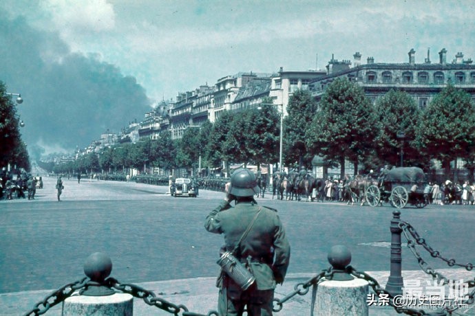 老照片：1940年，德军占领下的法国巴黎街景-3.jpg